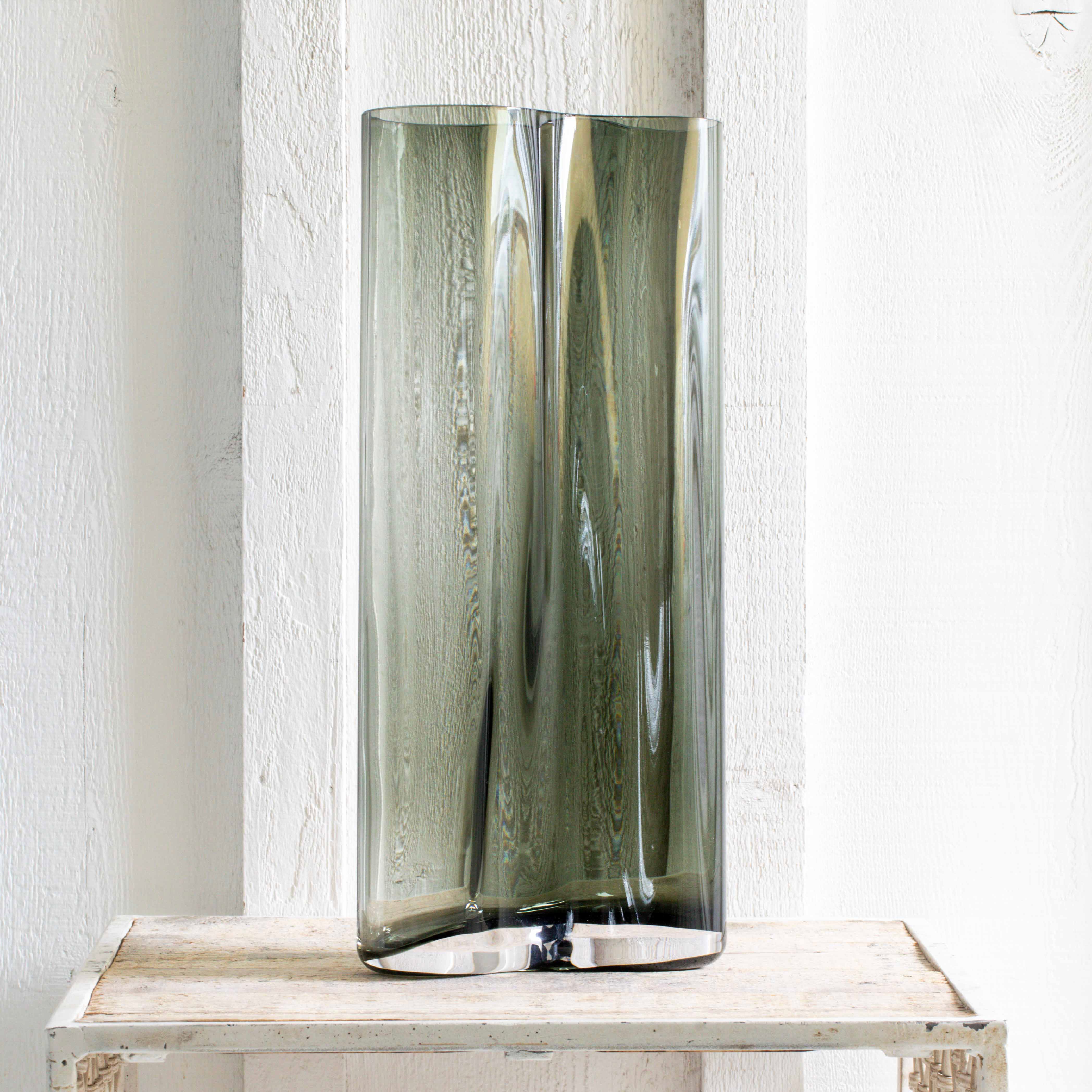 Gabriel Tan <br> Aer Vase