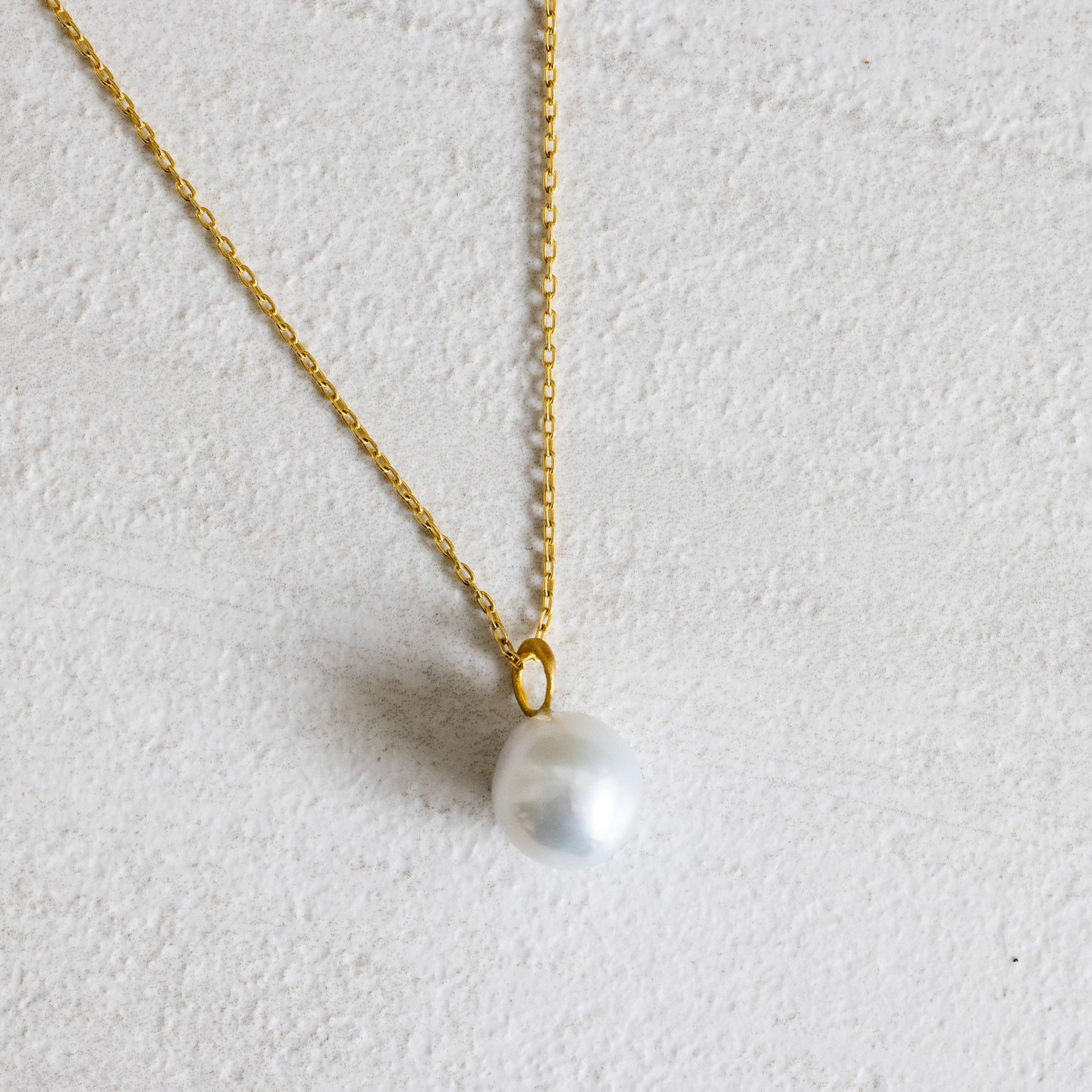 Rosanne Pugliese <br>South Sea Pearl with 22K Gold Bale, set on 14K Gold Chain